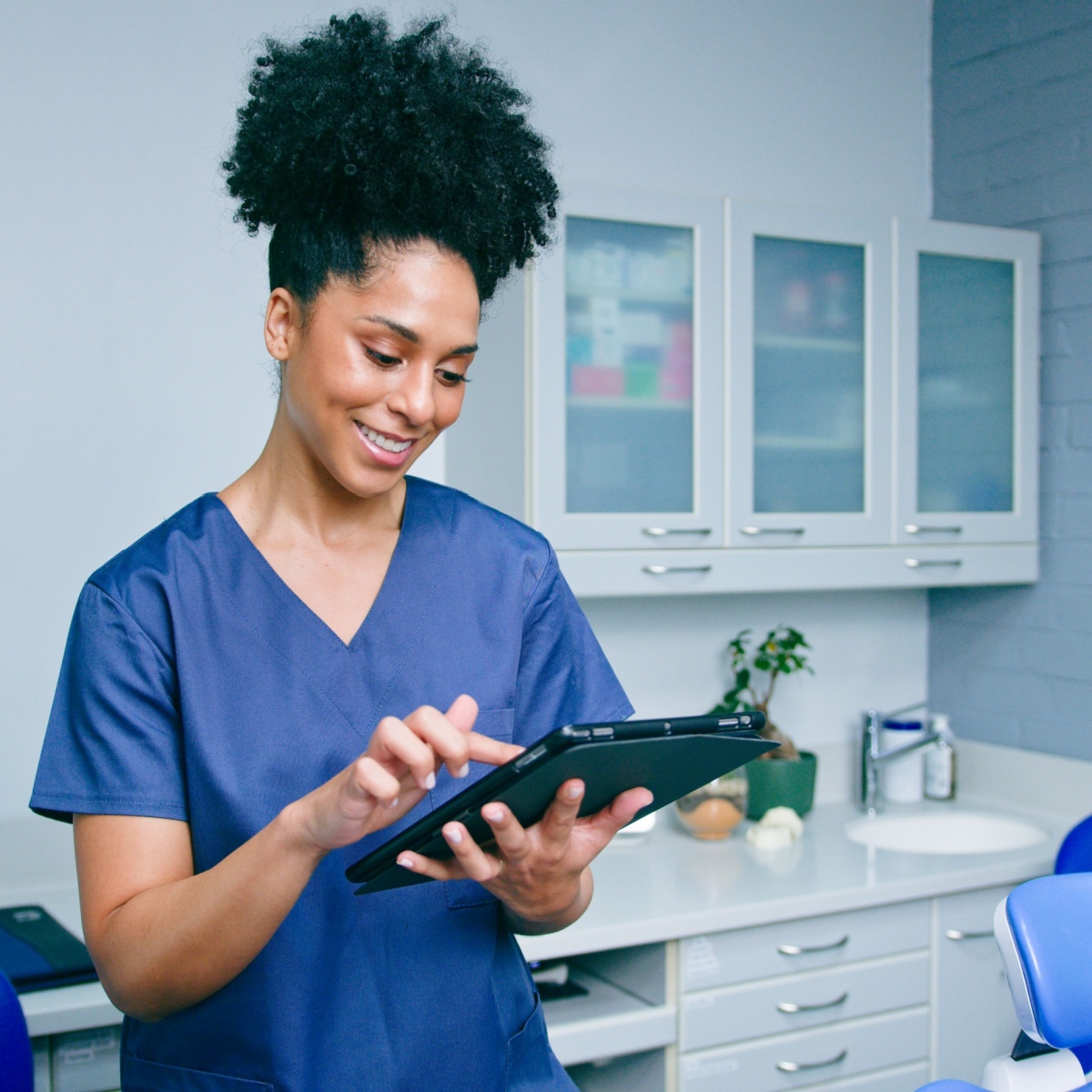 A dentist using the OrthoPhoto app
